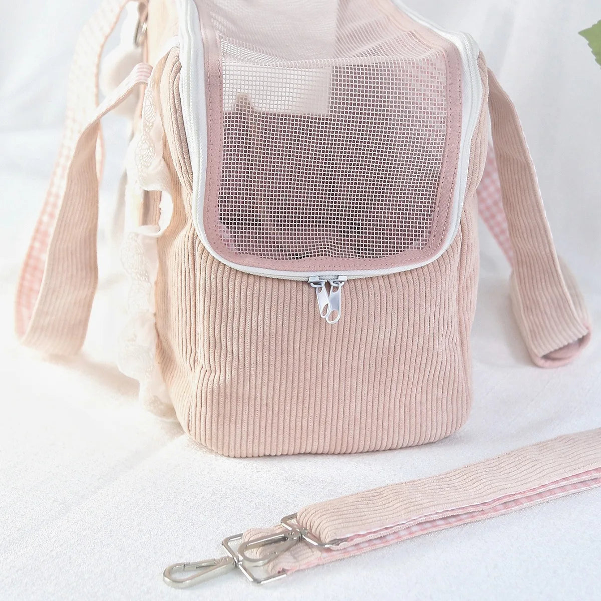 Mignon et pratique : Le sac à bandoulière parfait pour vos balades avec votre chiot !