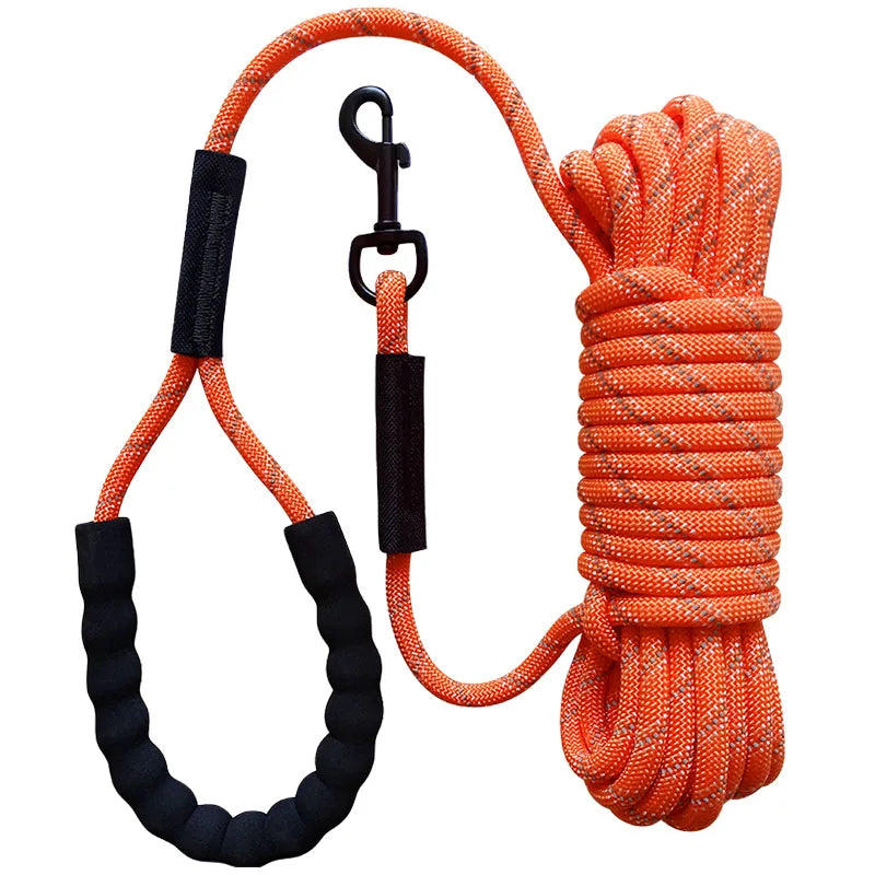 More safety for your night walks: be visible with this high visibility leash.